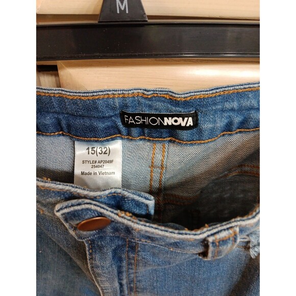 Fashion Nova Jeans Size 15 (32) Distressed Bellbottom Denim‎ Light Stonewash - Picture 4 of 4